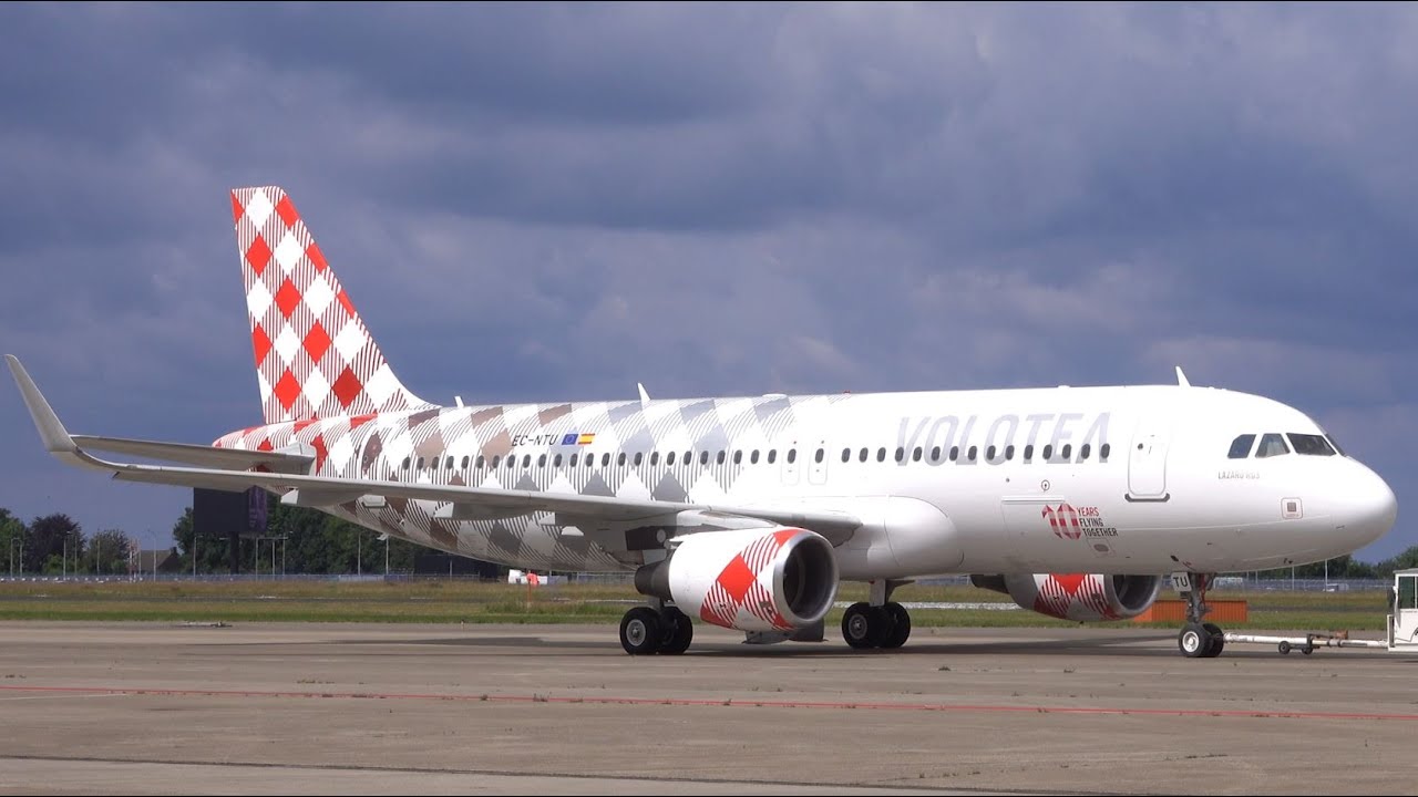 El primer Airbus A320 con los nuevos colores de Volotea.