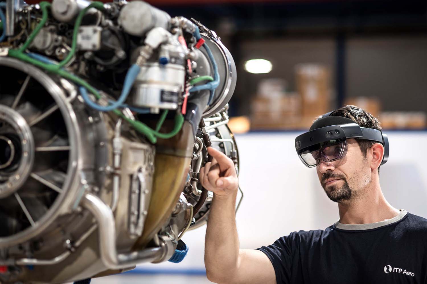 Trabajador de la división de mantenimiento de ITP Aero.