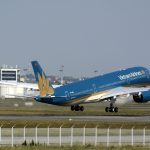 Despegue hacia Hanoi del Airbus A350 de Vietnam Airlines en su vuelo de entrega.