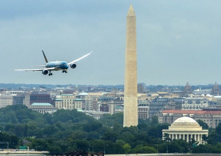 Aterrizaje en el aeropuerto Ronald Reagan Washington National de Washington del primer Boeing 787 de Vietnam Airlines para su presentación/entrega.