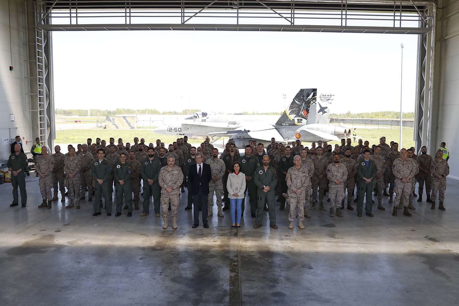 Foto de familia de la mnistra y el jefe del Estado Mayor de la Defensa en la visita al destacamento Vilkas.º
