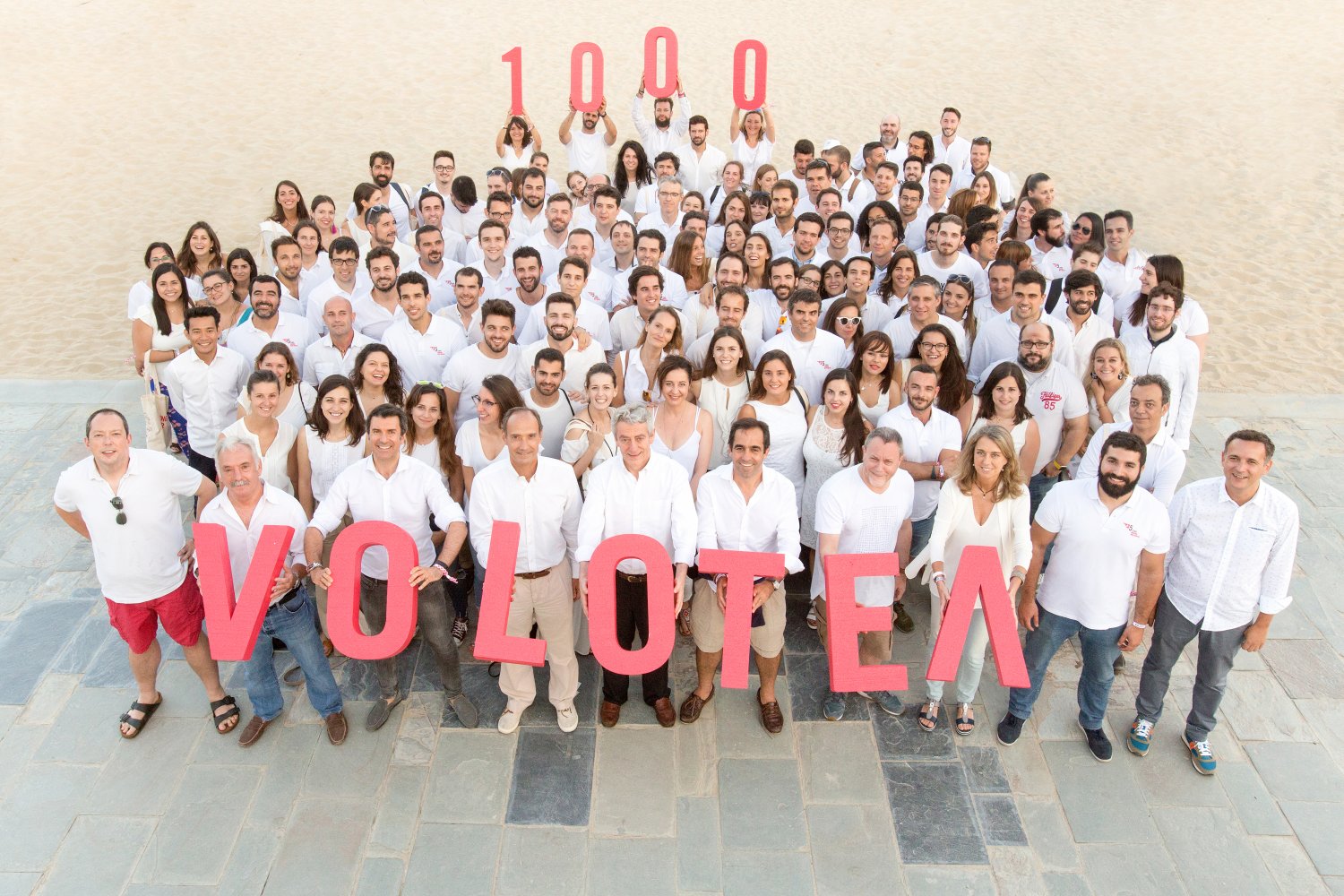 Empleados de la sede central de Volotea celebrando los 1.000 trabajadores de la aerolínea. En primera fila, sujetando la segunda O y la T Lázaro Ros y Carlos Suárez, fundadores de Volotea.