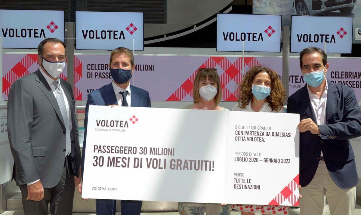 De izquierda a derecha, Camillo Bozzolo, director comercial de aviación del Grupo SAVE; Gabriel Schmilovich, director de estrategia de Volotea; Michela Borin; Valeria Rebasti, directora comercial para Italia y sureste de Europa de Volotea, y Carlos Muñoz, consejero delgado de Volotea.