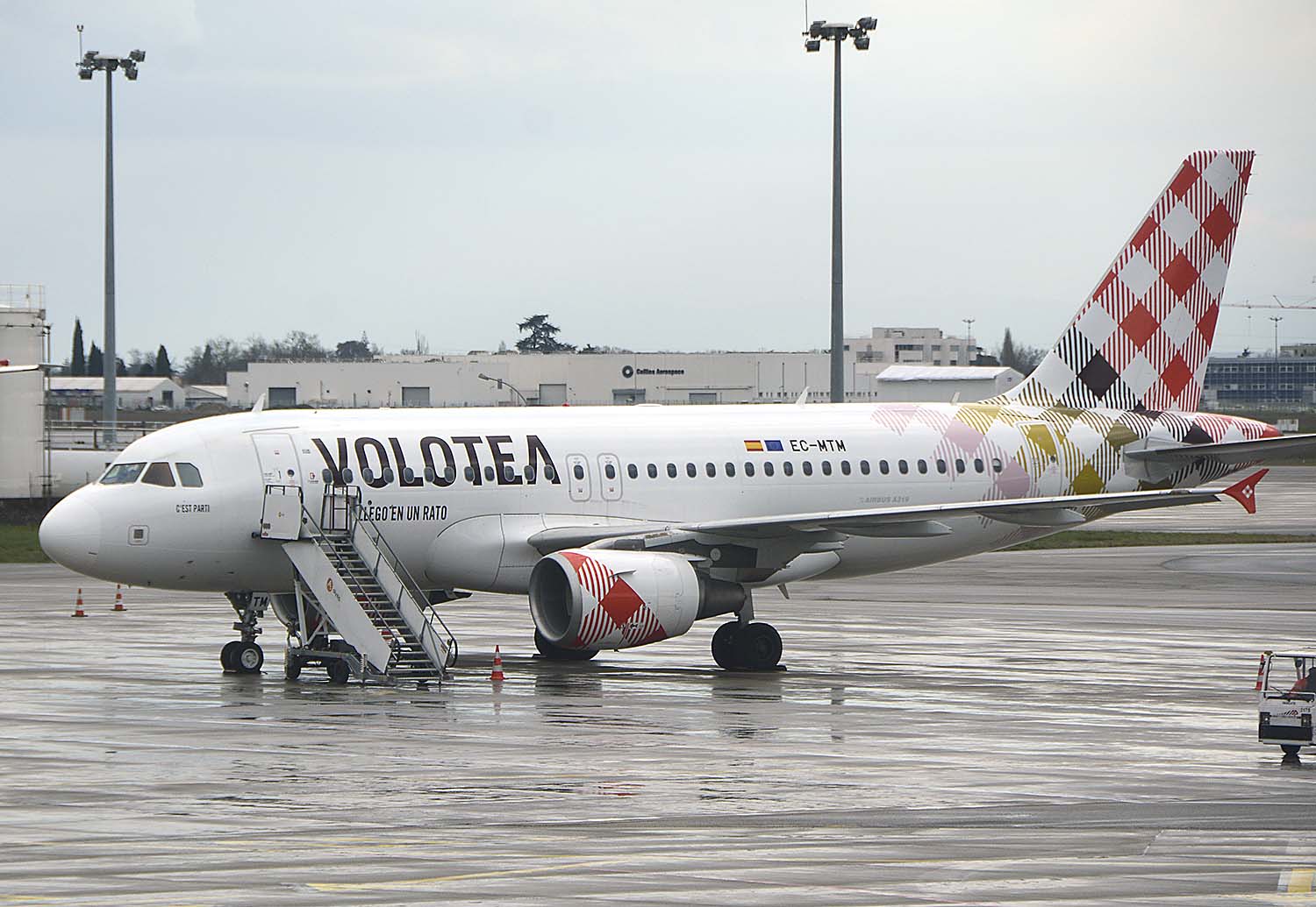 Airbus A319 de Volotea en el aeropuerto dee Toulouse.
