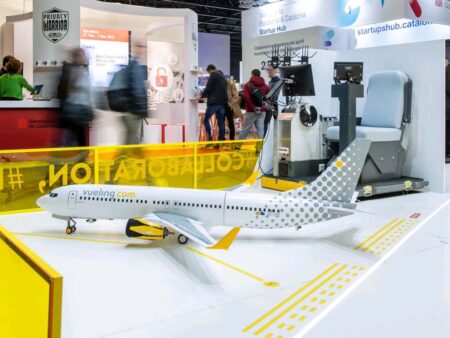 Una de las maquetas del Boeing 737 MAX con colores de Vueling existentes.