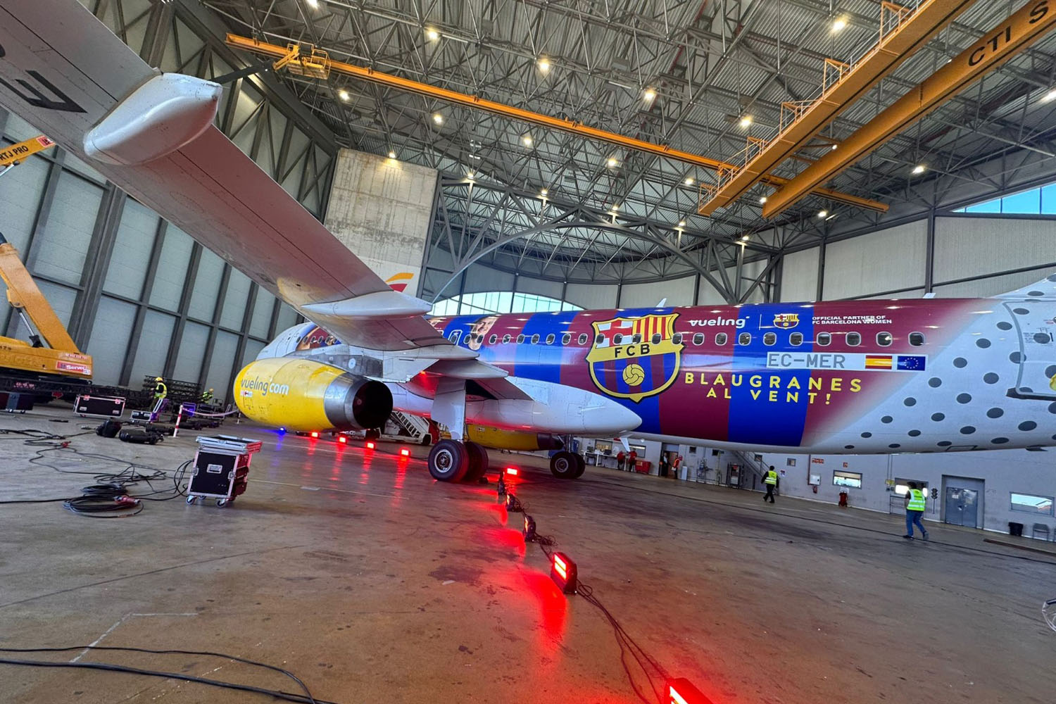 El Airbus A320neo de Vueling decorado con imágenes del equip femenino de fútbol del Barcelona.