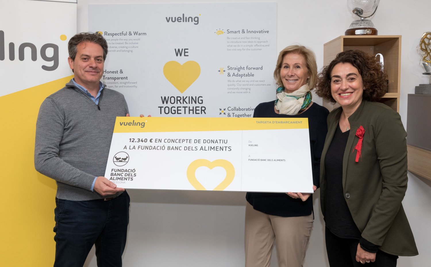 Acto de entrega de la donación de Vueling a la ONG Banc dels Aliments de Barcelona.