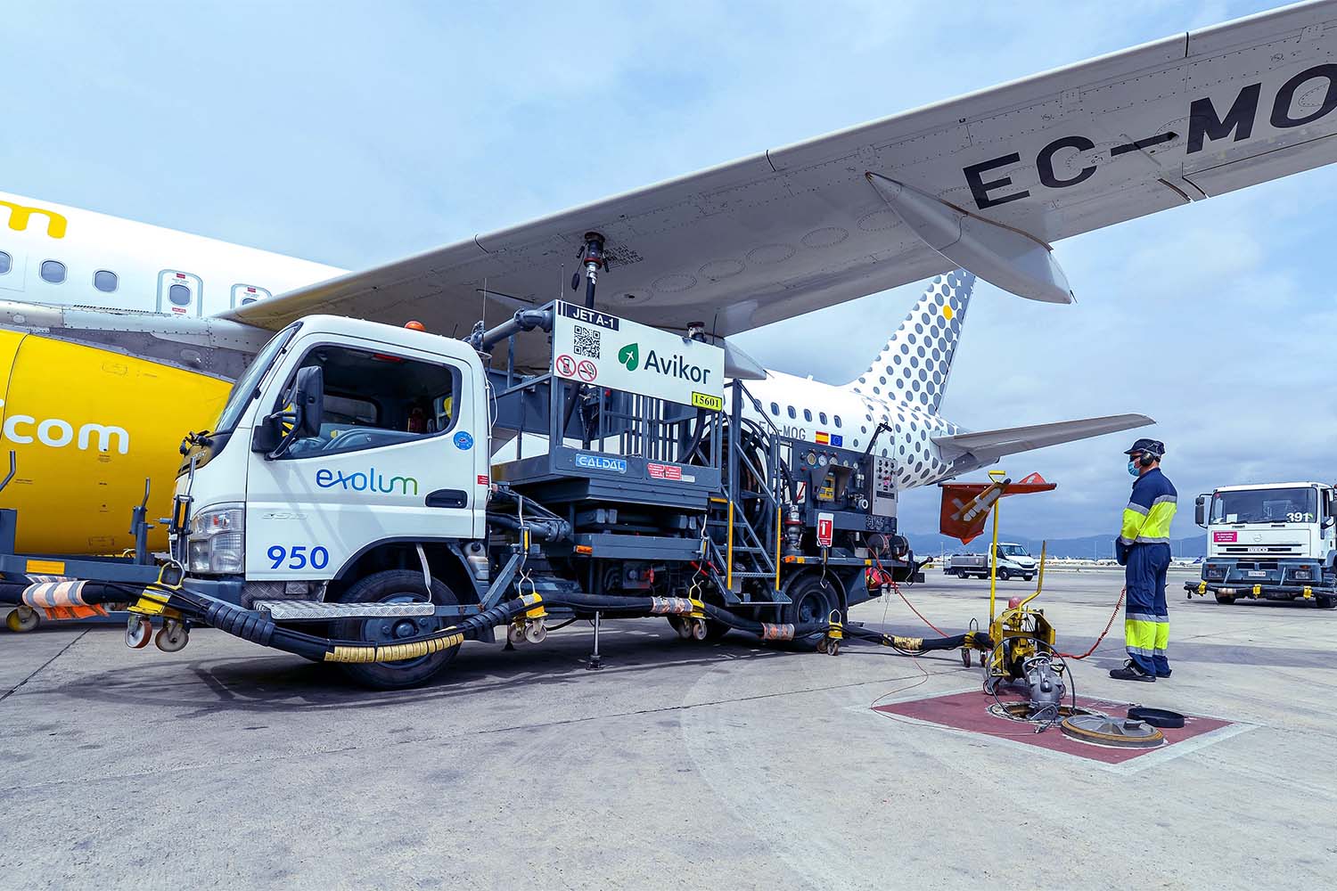 Suministro de SAF a un avión de Vueling en el aeropuerto de Barcelona-El Prat.