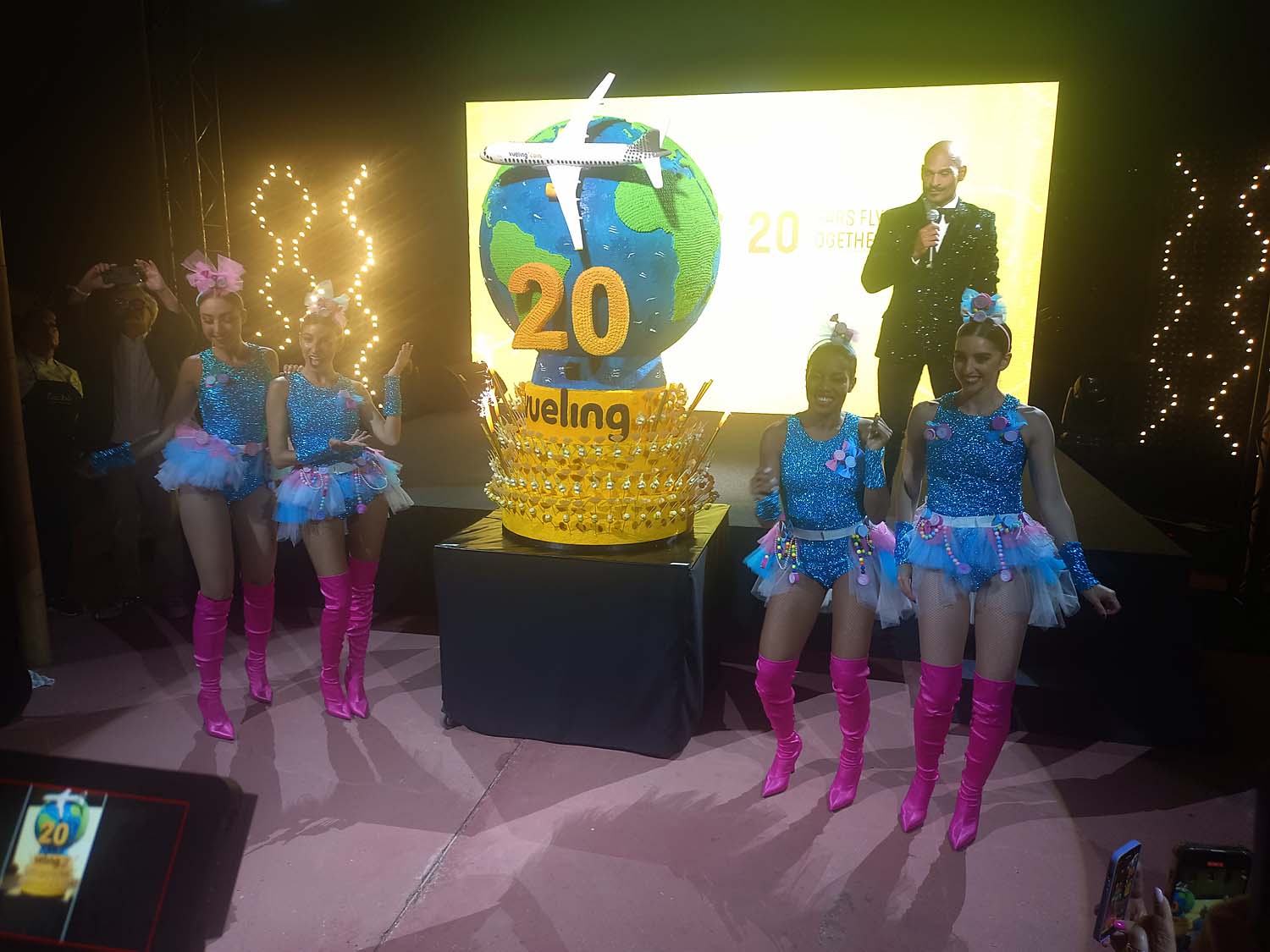 Tarta de cumpleaños por los 20 años de Vueling.