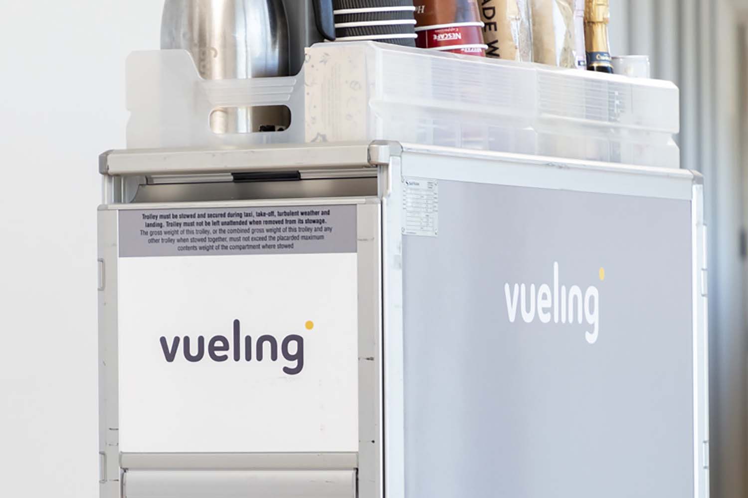 Vueling cambia sus trolleys de servicio a bordo por otros más ecológicos.