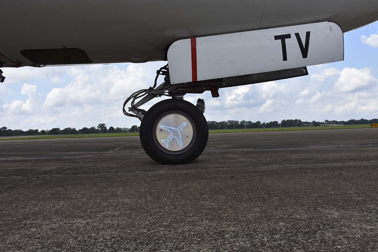 Tren de morro del Boeing 737 con el WheelTug instalado para las pruebas.