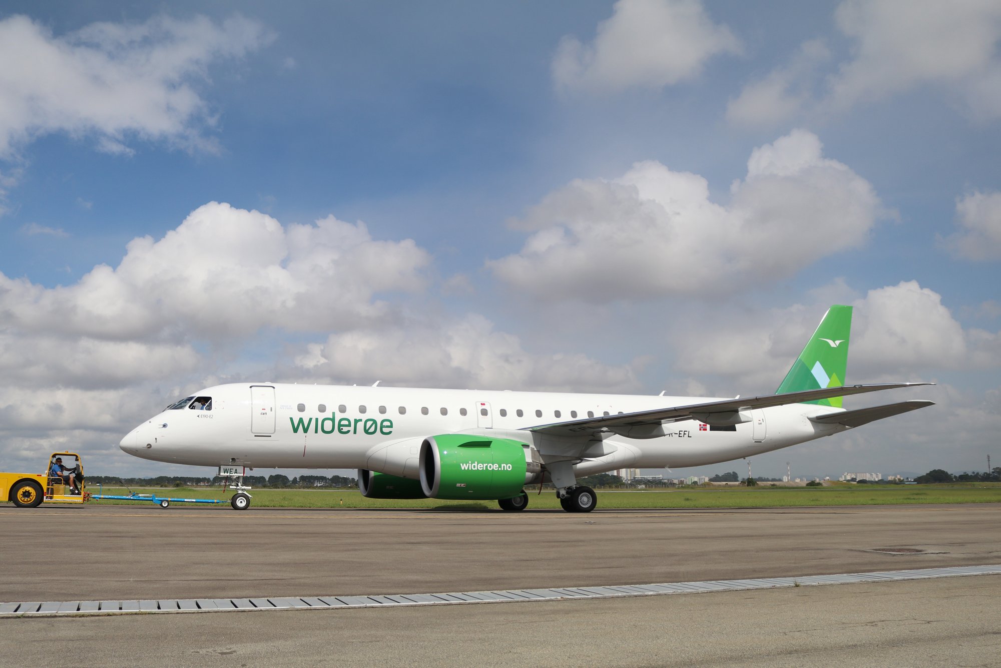 El primer Embraer E-Jet2 entregado es este E190-E2 para la aerolínea regional noruega Wideroe.