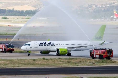 El vuelo inaugural de Air Baltic a Madrid con el Bombardier CS300 ha sido recibido con el tradicional arco de agua. (Foto Diego Ruiz de Vargas)