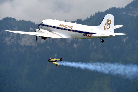 Vuelo en formación de un DC-3 y un hombre cohete