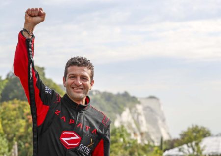 Franky Zapata celebra su éxito con los acantilados de Dover a la espalda.