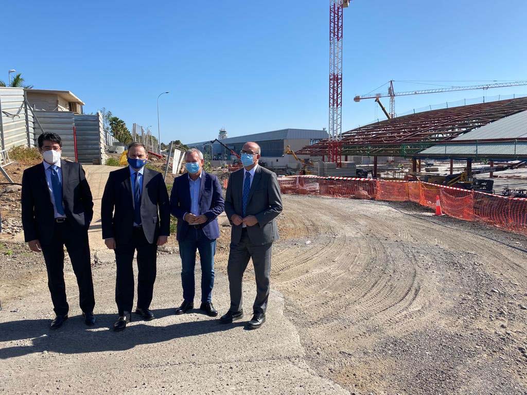 El ministro de Transportes, Movilidad y Agenda Urbana, José Luis Ábalos acompañado por el consejero de Obras Públicas del Gobierno de Canarias, Sebastián Franquis, el presidente del Cabildo de Tenerife, Pedro Martín y el director de AENA en el Archipiélago, Mario Otero.