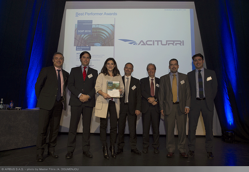 Mª. Eugenia Clemente (Directora Comercial), Francisco Martín (Director General de Operaciones), Javier Pezzi (Director de Programas) y Sergio Camps (Director de Subcontratación) recogieron el premio de manos de directivos de Airbus en la ceremonia celebrada en las instalaciones de Airbus