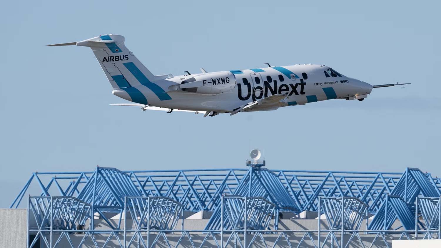Despegue de Toulouse del demostrador de alata de altas prestaciones de Airbus.