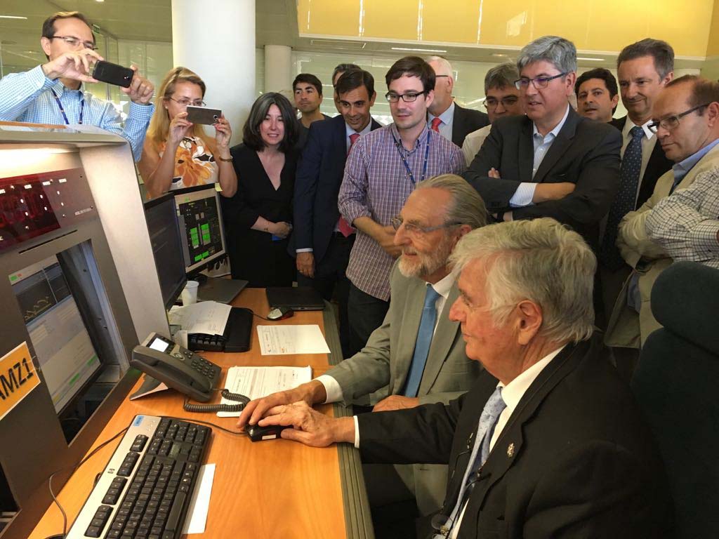 Momento en que se envía la última orden al Amazonas 1 para completar su desactivación en órbita.