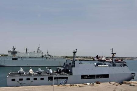 Los seis SH-3D ya a bordo del Pisco. El sexto, no visible, está en el hangar.