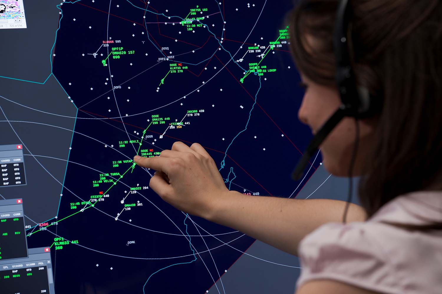 Enaire trabaja en sumar en las pantallas de los controladores nuevas informaciones que ayuden a mejorar la seguridad.