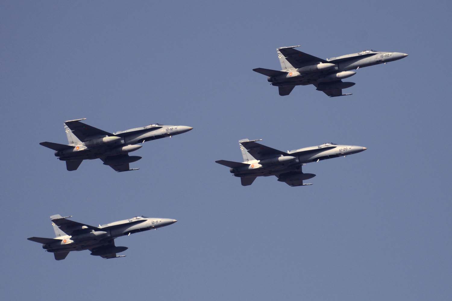 Formación de F/A-18 durante los entrenamientos del desfile.