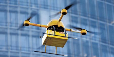 La nueva normativa española para el uso comercial de drones permitirá el vuelo de estos en ciudades.