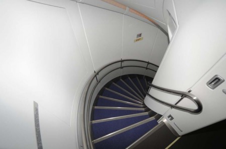 Escalera trasera curva en el A380.