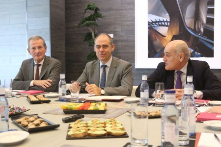 De izquierda a derecha, Jorge Potti, de GMV y Comisión de Espacio de TEDAE; José Guillamón, responsable de espacio en Airbus DS y Ignacio F. Tourné, de Elecnor Deimos en un momento del encuentro.