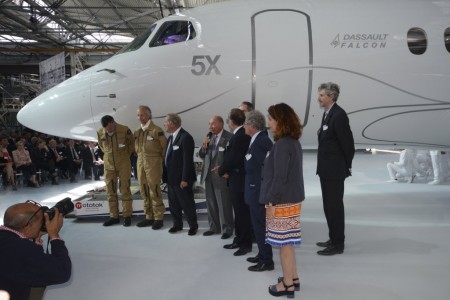 Foto de familia: Serge Dassault con sus hijos, los pilotos que harán el primer vuelo del Falcon 5X, Charles Edelstenne, que le sustituyó al frente de la compañía y otros directivos de Dassault