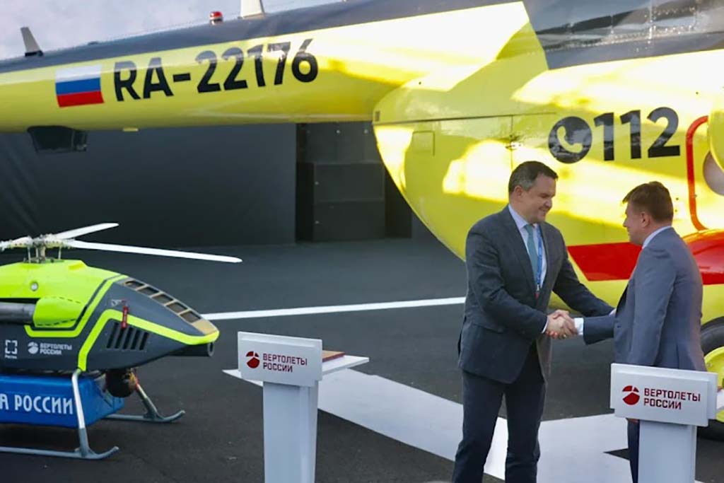 Firma del acuerdo entre Russian Helicopters y Correos de Rusia, a la izquierda un BAS200.