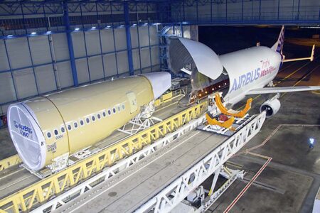 Llegada a Toulouse del fuselaje trasero del primer A350-900 de Qatar Airways.