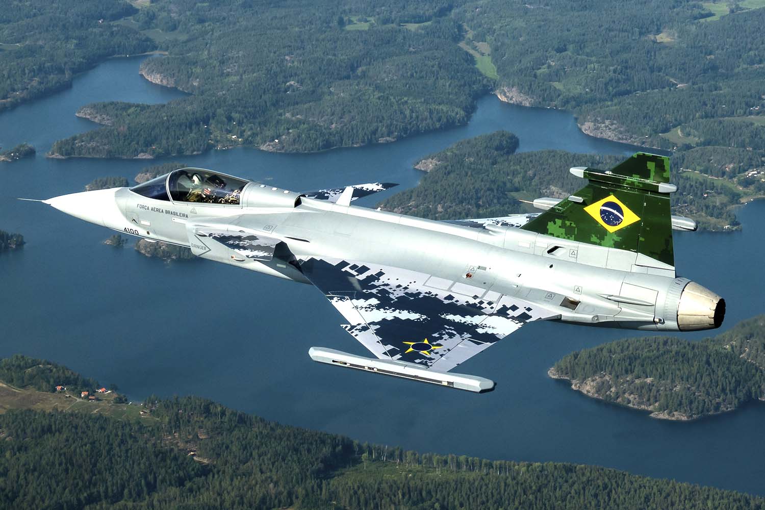 Saab ha decorado con la bandera brasileña la cola del primer Gripen E de producción para ese país.