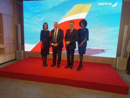 El ministo Hereu y el presidentete Iberia, Sansavini, en la inaguración del Espacio Iberia. 