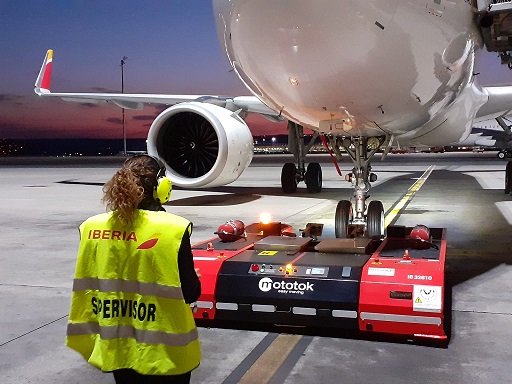 Iberia usará remolques por control remoto en los aeropuertos de Madrid y Barcelona.