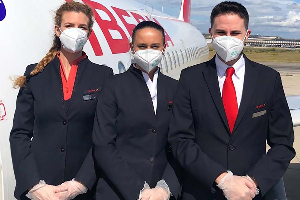 Tripulantes de Iberia listos para dar la bienvenida a bordo a los pasajeros de nuevo.