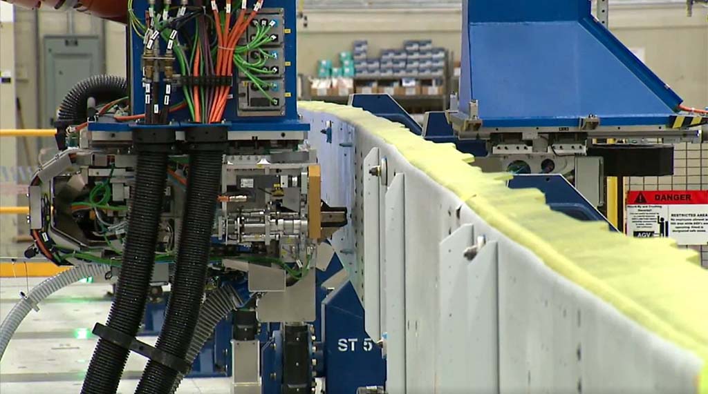 Inicio del taladro de agujeros para remaches en el primer larguero del ala de un Boeing 777X.