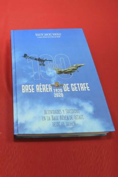 Portada del libro dedicado al centenario de la base aérea de Getafe.