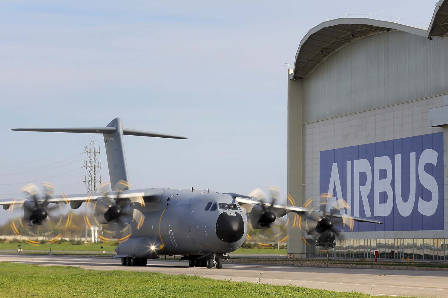 El Airbus A400M de Luxemburgo en Sevilla poco antes de su entrega.