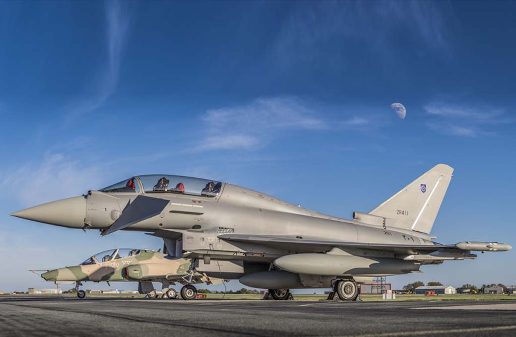 El primer Eurofigfhter para Omán en la plataforma de Warton, junto a un BAE Hawk también de esa fuerza aérea, luciendo en la cola todavía la matrícula británica de pruebas (ZR411 de la RAF).