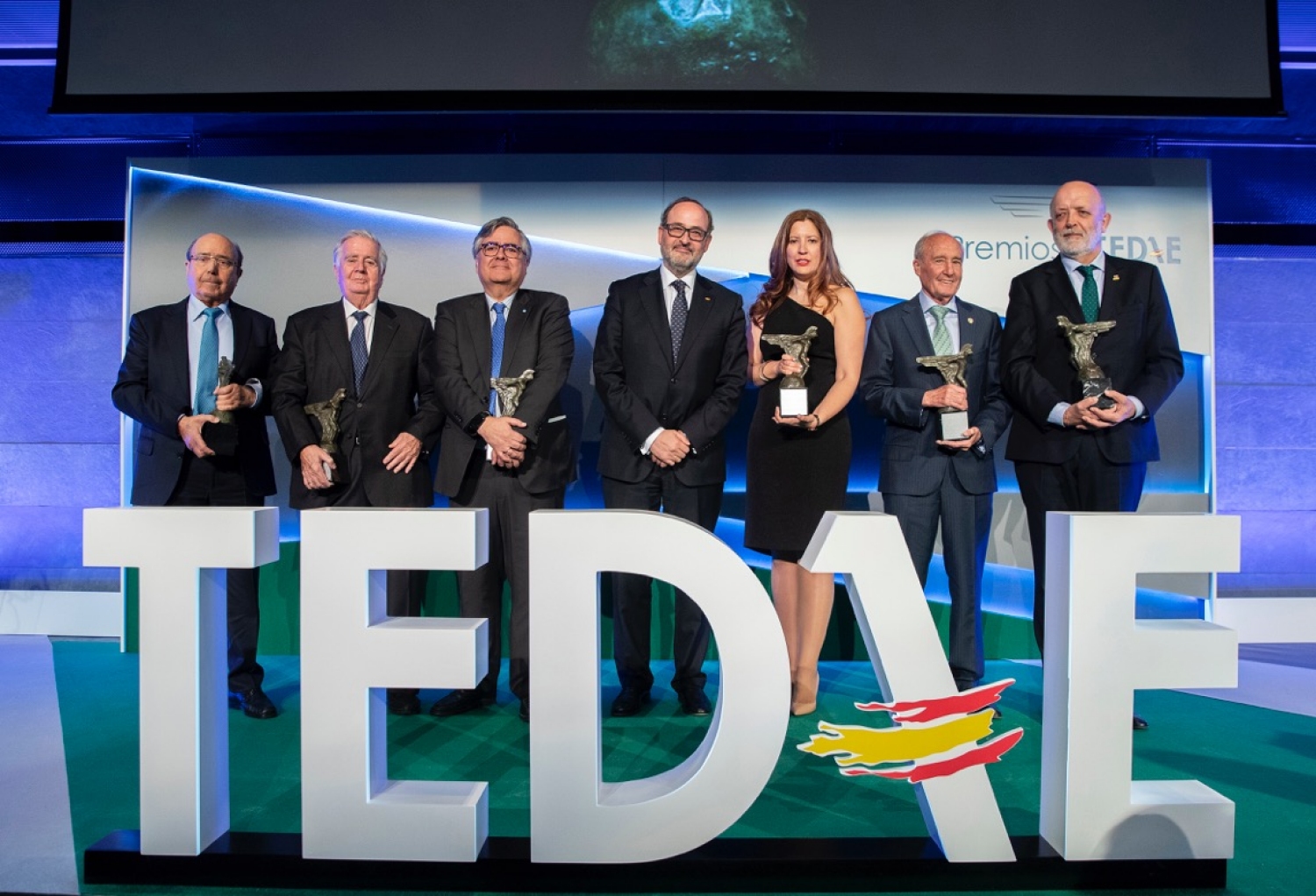 Jaime de Rábago, presidente de TEDAE junto a los premiados.