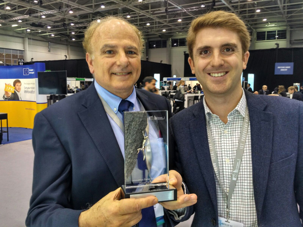 Miguel Ángel Trujillo, jefe del equipo responsable de AEROX, y Aníbal Ollero, asesor Científico de CATEC, e investigador principal de AEROARMS, fueron los encargados de recoger el premio en Budapest.