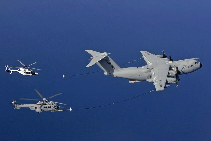 qVuelo en formación de repostaje entre el A400M y los helicópteros H225 y H160.