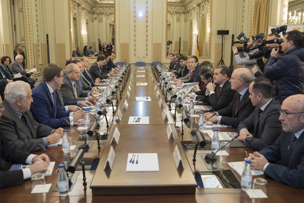 El ministro de Fomento, Íñigo de la Serna, pide a las compañías aéreas que bajen el precio de los billetes de avión.