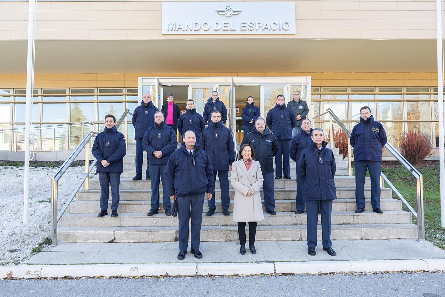 la minsitra de Defensa con el JEMA y los 14 integrantes (2 de ellos civiles) del Mando Aéreo del Espacio.
