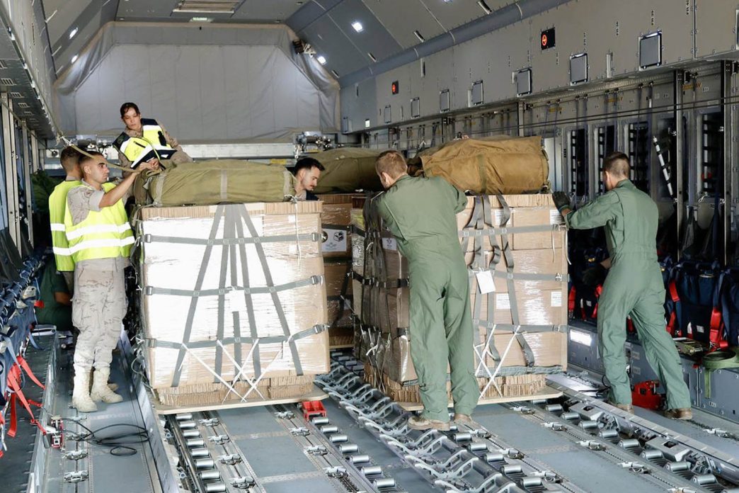 Estiba en el A400M de la ayuda para Gaza para su lanzamiento en paracaídas.