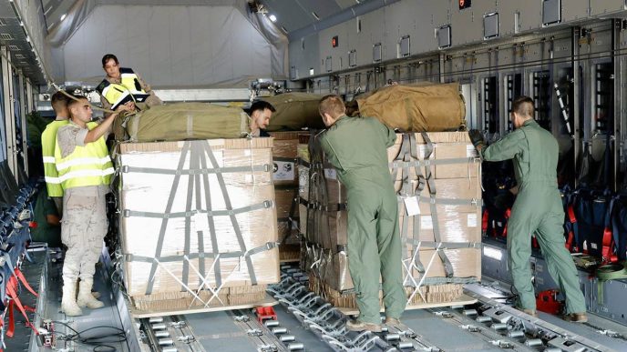 Estiba en el A400M de la ayuda para Gaza para su lanzamiento en paracaídas.