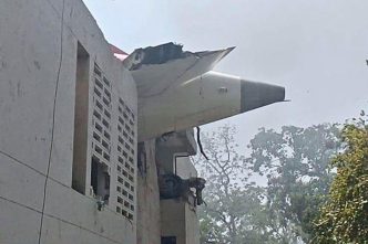 Imagen de redes sociales que muestra la parte trasera del avión accidentado sobre un edificio.