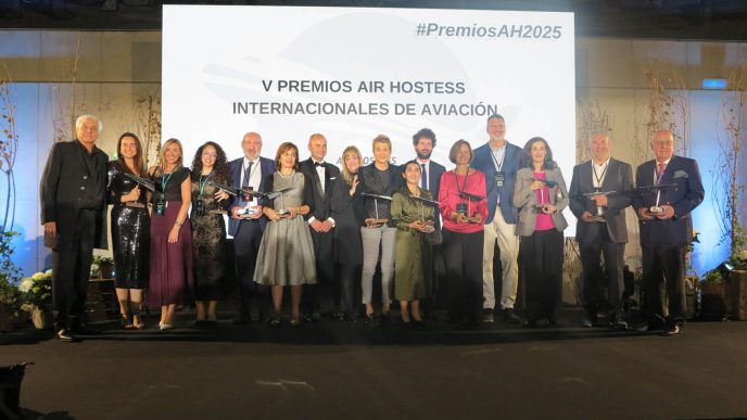 Los representantes de los premiados junto a Montserrat y Juan Carlos Pelçaz, fundadores de Air Hostess, y Anthony Blake, presentador de la gala.