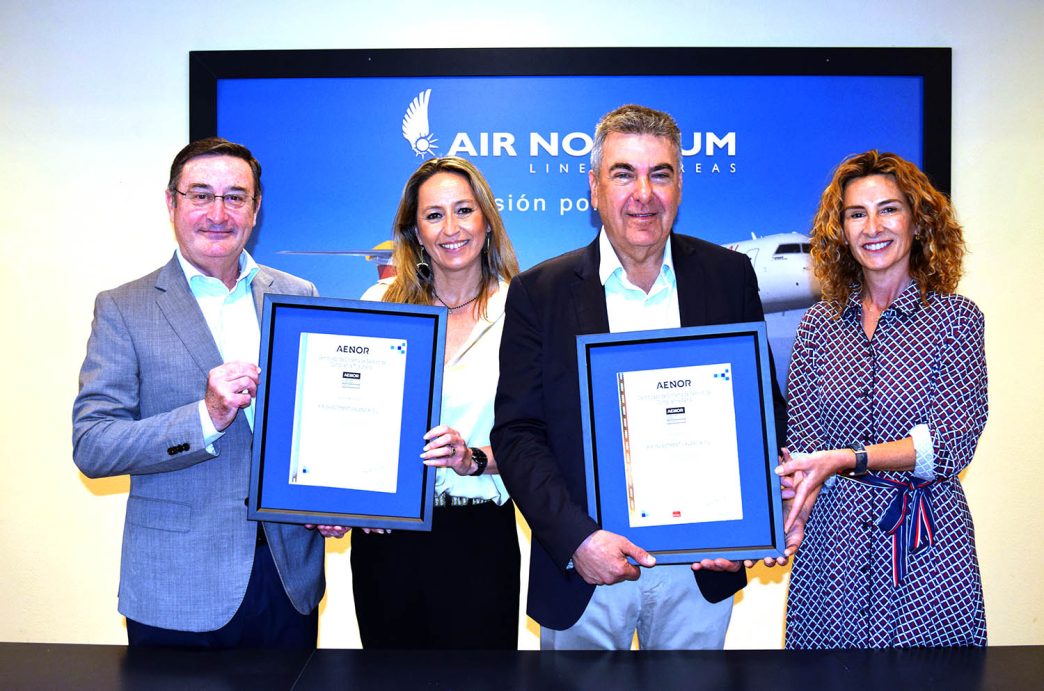Entrega a Air Nostrum de los certtificados UNE 19601 y UNE 19602 por parte de Aenor..